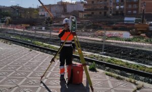 Collaborateur Sixense Iberia, travaillant sur la zone de la gare de Murcie en Espagne