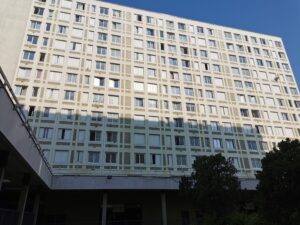 Vue sur un bâtiment d'habitation (immeuble)