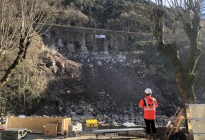 collaborateur Sixense Monitoring travaillant dans la vallée de la Roya après la tempête de 2020